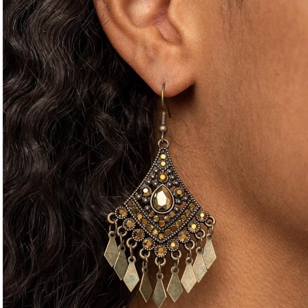 *NEW*  Paparazzi Antique Gold Chandelier Earrings

“Indie Iridescense”